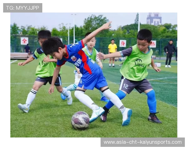 足球进球后队友狂奔全场庆祝：激情瞬间点燃绿茵场